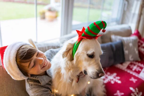 Αγόρι Και Σκύλος Του Διασκεδάζουν Χριστούγεννα Μαζί Στο Σπίτι — Φωτογραφία Αρχείου