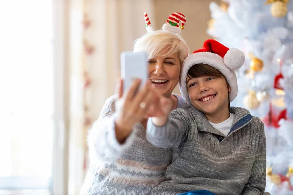 Anne Oğul Noel Ağacında Selfie Çekiyorlar — Stok fotoğraf