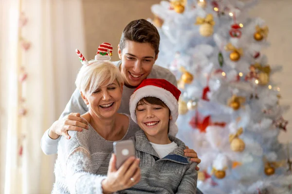 Matka Synowie Robiący Selfie Przyjęciu Świątecznym Domu — Zdjęcie stockowe