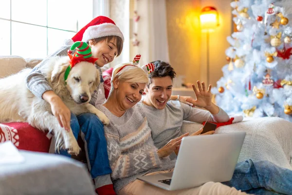 Familjen Ringer Ett Videosamtal Julafton — Stockfoto