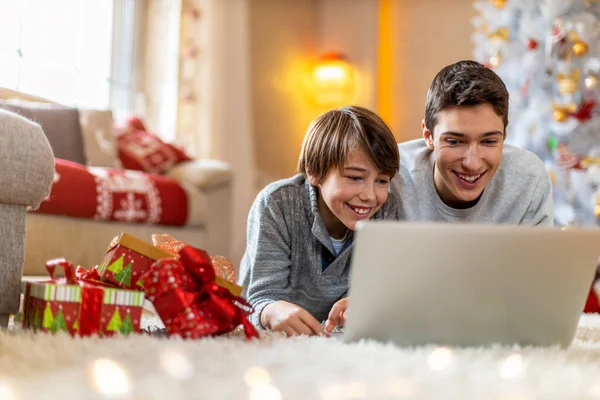 Två Bröder Som Använder Laptop Vid Jul — Stockfoto