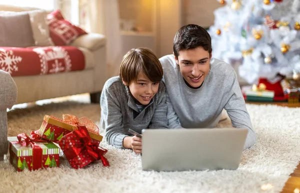 Två Bröder Som Använder Laptop Vid Jul — Stockfoto