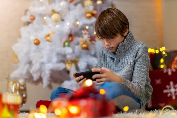Chłopiec Pomocą Urządzenia Mobilnego Domu Czasie Bożego Narodzenia — Zdjęcie stockowe