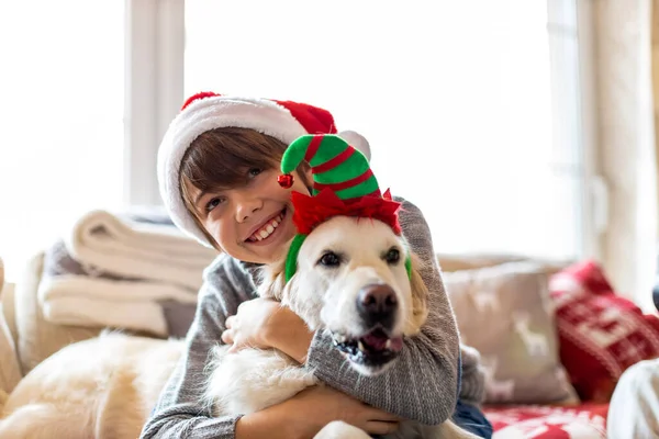 아들과 의개가 집에서 크리스마스를 즐기는 스톡 사진