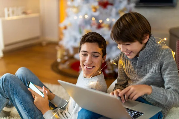 Dois Irmãos Usando Laptop Época Natal Imagens De Bancos De Imagens