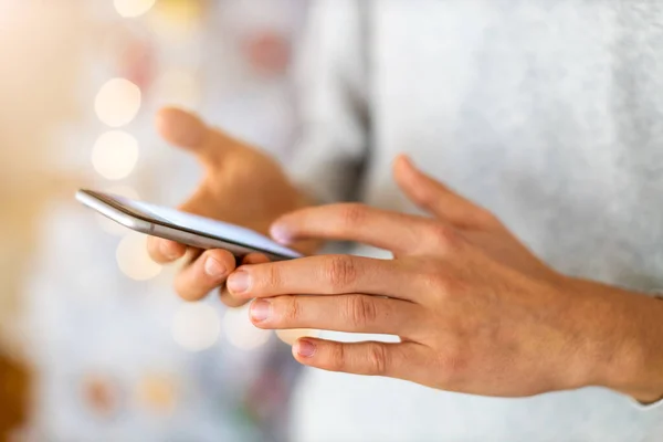 Ořezávané Ruce Člověka Pomocí Chytrého Telefonu Proti Vánoční Strom — Stock fotografie