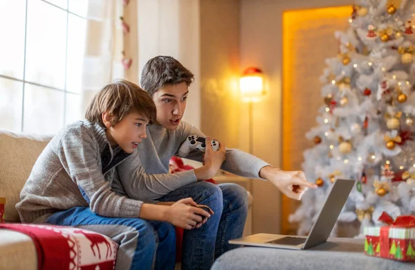 Два Брата Играют Компьютерные Игры Рождество — стоковое фото