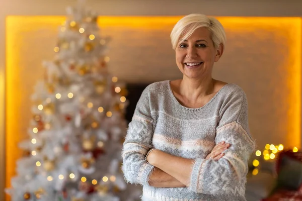 Mujer Sonriente Parada Junto Árbol Navidad Casa Imágenes De Stock Sin Royalties Gratis