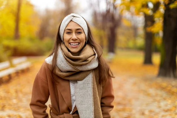 Portret Van Een Lachende Jonge Vrouw Een Park Herfst — Stockfoto