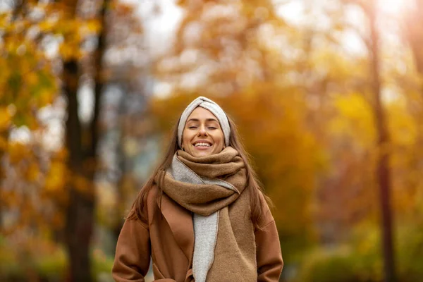 Porträt Einer Lächelnden Jungen Frau Herbst Einem Park — Stockfoto