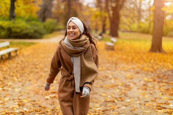 Sonbaharda Parkta Gülümseyen Genç Bir Kadının Portresi — Stok fotoğraf