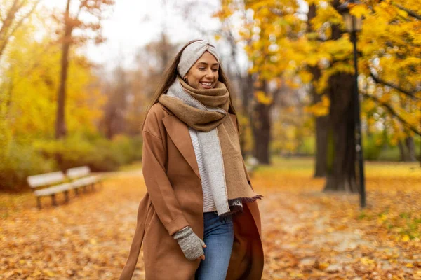 Porträt Einer Lächelnden Jungen Frau Herbst Einem Park — Stockfoto