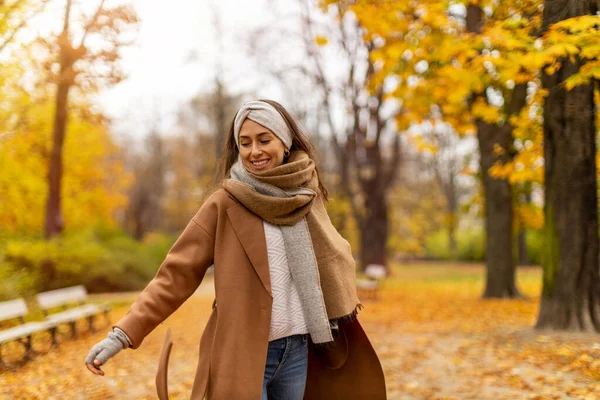 가을에 공원에서 여자가 — 스톡 사진