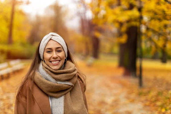 Portret Van Een Lachende Jonge Vrouw Een Park Herfst — Stockfoto