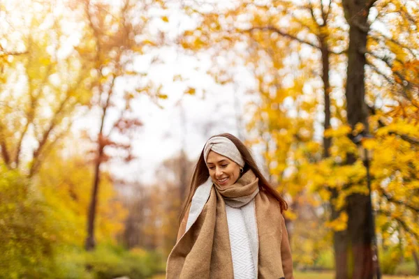 Porträt Einer Lächelnden Jungen Frau Herbst Einem Park — Stockfoto