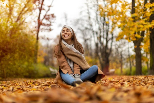 秋天在公园里笑着的年轻女子的画像 — 图库照片