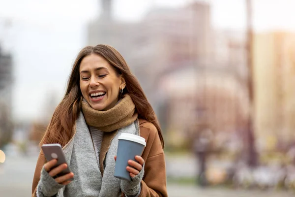 Mujer Joven Sonriente Con Teléfono Inteligente Taza Café Aire Libre — Foto de Stock