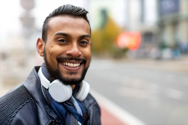 Retrato Jovem Bonito Rua Cidade — Fotografia de Stock