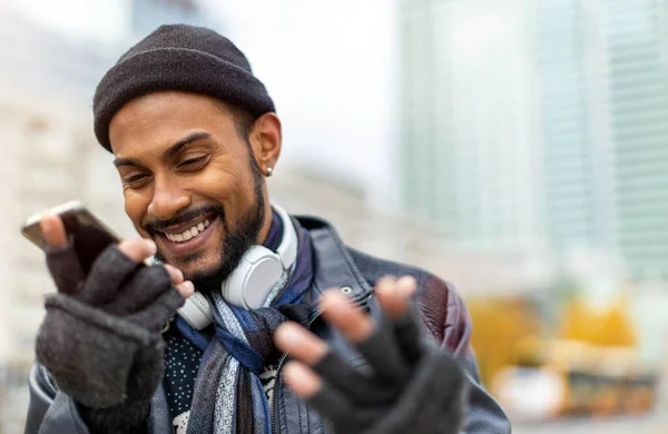 Porträt Eines Gutaussehenden Jungen Mannes Der Sein Handy Auf Der — Stockfoto