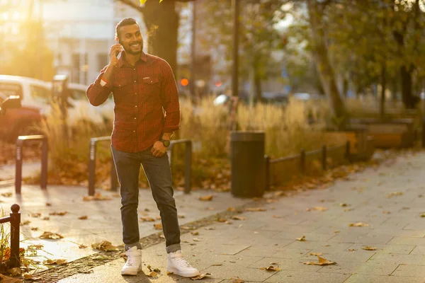 Porträt Eines Gutaussehenden Jungen Mannes Der Sein Handy Auf Der — Stockfoto