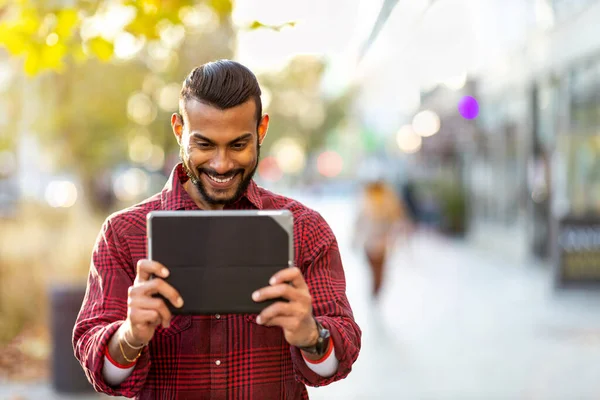 Glimlachende Jonge Man Met Behulp Van Tablet Buiten Stedelijke Omgeving — Stockfoto