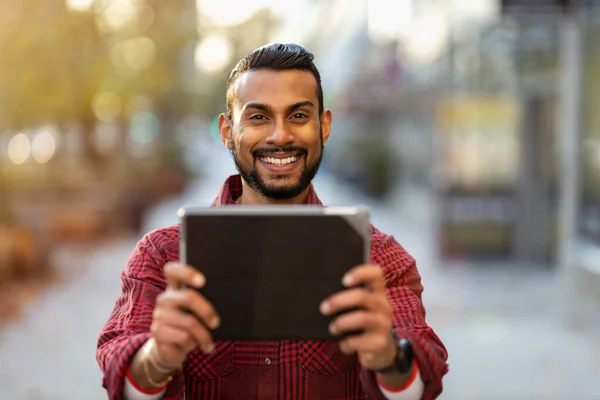 Joven Sonriente Usando Tableta Aire Libre Entorno Urbano —  Fotos de Stock