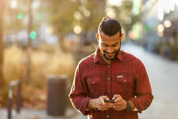 Retrato Jovem Bonito Usando Telefone Celular Rua Fotos De Bancos De Imagens Sem Royalties