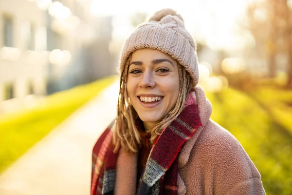 Retrato Mujer Joven Con Ropa Abrigada Durante Invierno — Foto de Stock