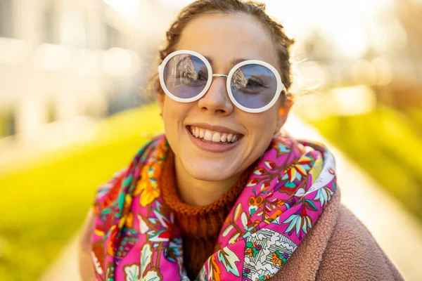 Retrato Jovem Mulher Vestindo Casaco Quente Cachecol Colorido Óculos Sol — Fotografia de Stock