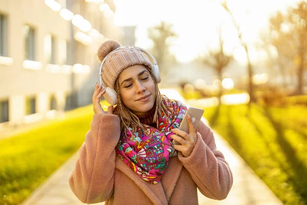 Gelukkige Jonge Vrouw Met Koptelefoon Mobiele Telefoon — Stockfoto