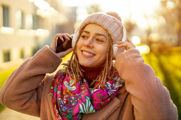 Szczęśliwa Młoda Kobieta Słuchawkami Telefonem Komórkowym — Zdjęcie stockowe