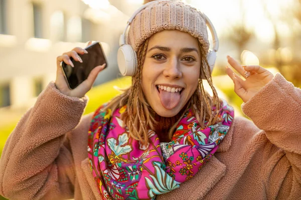 Glad Ung Kvinna Med Hörlurar Och Mobiltelefon — Stockfoto