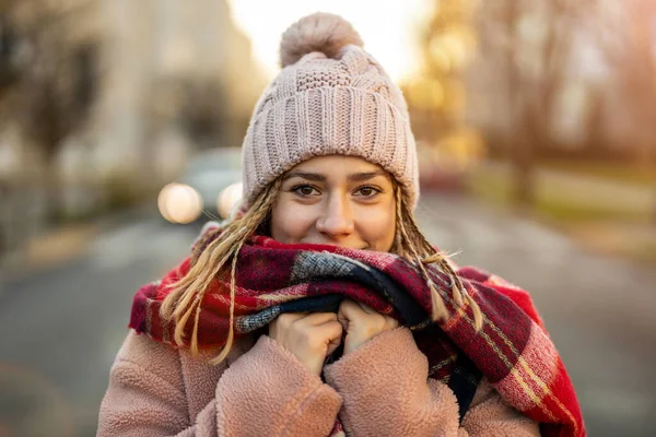 Όμορφη Νεαρή Γυναίκα Που Αισθάνεται Κρύο Χειμώνα — Φωτογραφία Αρχείου