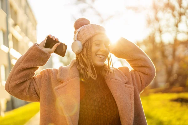 Ευτυχισμένη Νεαρή Γυναίκα Ακουστικά Και Κινητό Τηλέφωνο — Φωτογραφία Αρχείου