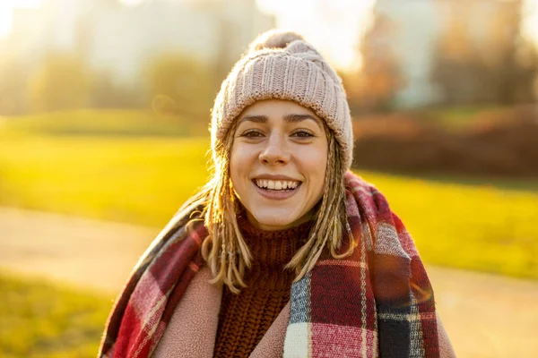 Retrato Mulher Jovem Vestindo Roupas Quentes Durante Inverno — Fotografia de Stock