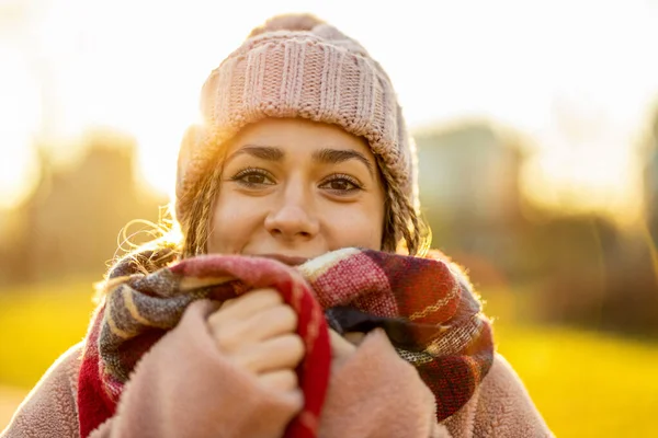 Mooie Jonge Vrouw Voelt Koud Winter — Stockfoto