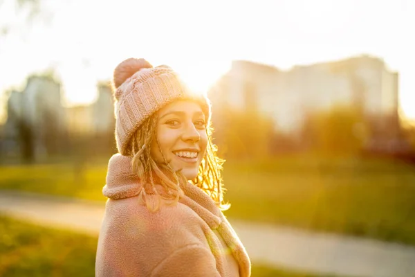 Retrato Mujer Joven Con Ropa Abrigada Durante Invierno — Foto de Stock