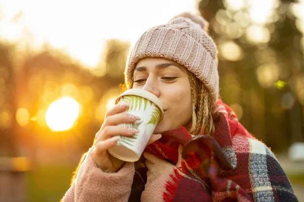 Mujer Joven Con Taza Café Sonriendo Aire Libre Durante Invierno — Foto de Stock