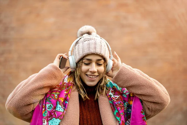 Mujer Joven Feliz Con Auriculares Teléfono Celular —  Fotos de Stock