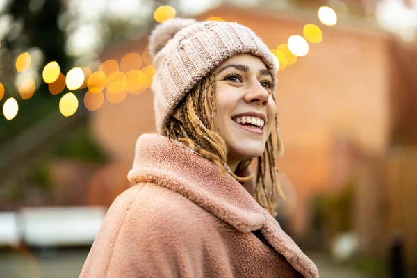 Portret Van Jonge Vrouw Dragen Warme Kleding Tijdens Winter — Stockfoto