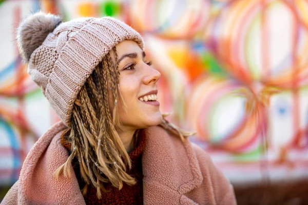 Jovem Brincalhão Com Cabelo Trançado Livre Imagem De Stock