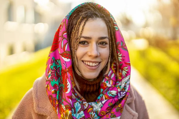 Portret Van Een Lachende Jonge Vrouw Met Een Hoofddoek Stad Rechtenvrije Stockafbeeldingen