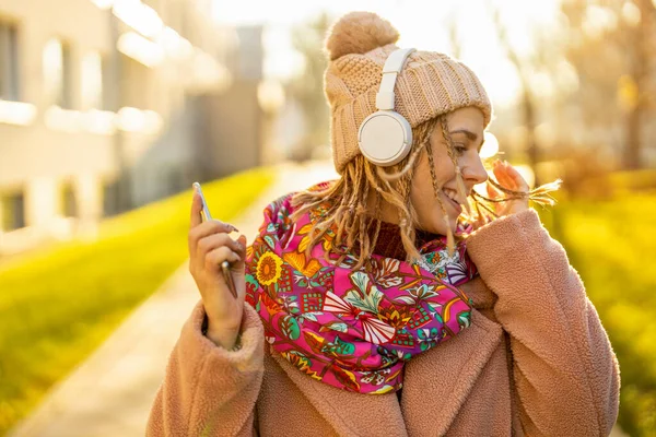 Mujer Joven Feliz Con Auriculares Teléfono Celular Fotos de stock libres de derechos