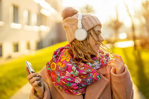 Mujer Joven Feliz Con Auriculares Teléfono Celular Imágenes de stock libres de derechos