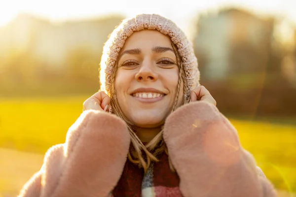 Retrato Mulher Jovem Vestindo Roupas Quentes Durante Inverno Fotografias De Stock Royalty-Free