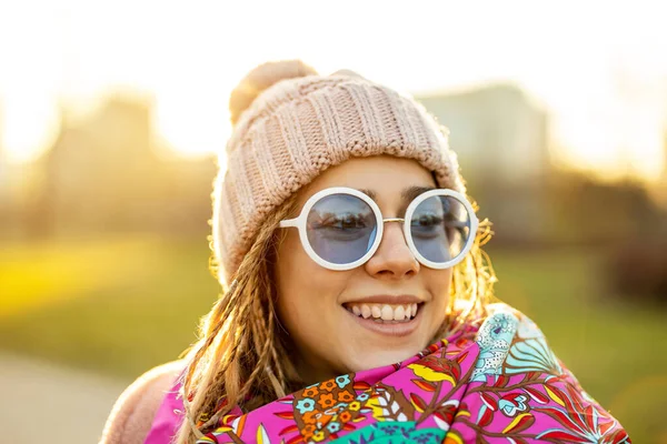 Retrato Jovem Mulher Usando Chapéu Malha Cachecol Colorido Óculos Sol Imagem De Stock