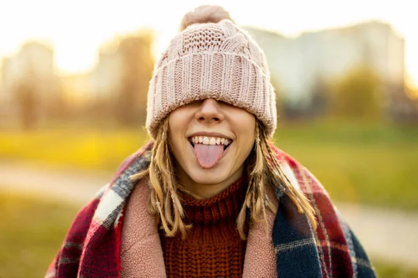 Mujer Juguetona Cubriendo Los Ojos Con Sombrero Punto Que Sobresale Imagen De Stock