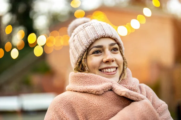 Retrato Mulher Jovem Vestindo Roupas Quentes Durante Inverno Fotografias De Stock Royalty-Free