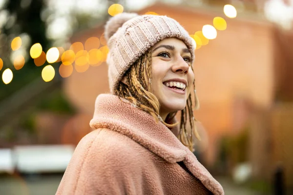 Retrato Mulher Jovem Vestindo Roupas Quentes Durante Inverno Fotografia De Stock