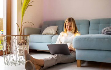 Evden çalışan genç bir kadın.